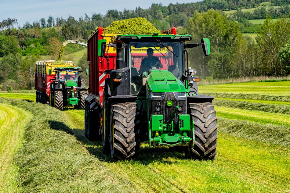 Traktor John Deere 8R 370 při nasazení v dopravě s velkoobjemovým senážním vozem
