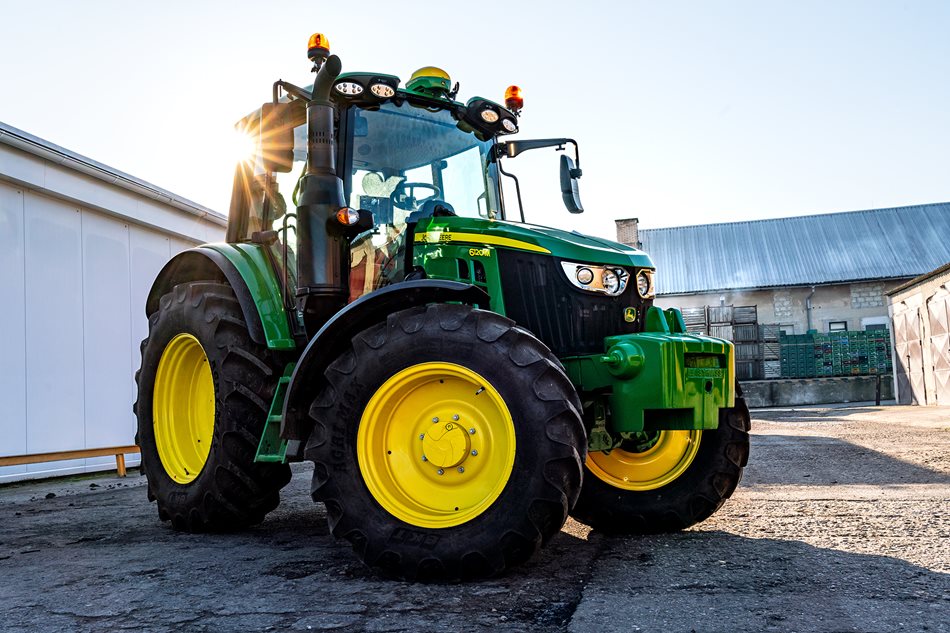 Díky automatickému navádění zvýší nové traktor efektivitu práce