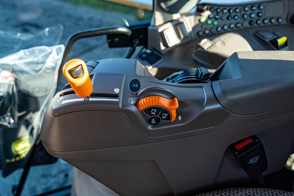 ​Traktor 6120M je vybaven plynulou převodovkou AutoPowr