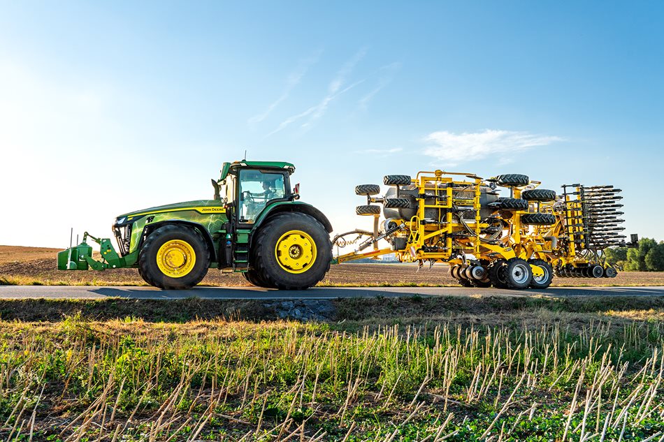 Předváděcí souprava složena z traktoru John Deere 8R 410 s revoluční převodovkou eAutoPowr a secího stroje BEDNAR MATADOR MO 6000