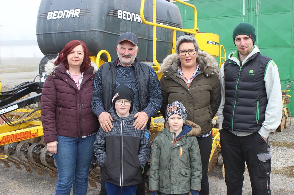 U nového secího stroje Bednar stojí celá „farmářská“ rodina Urbanova. Zleva Jarmila, Petr, Petra, Petr junior a vpředu „budoucnost“ farmy Kryštof a Petr nejmladší