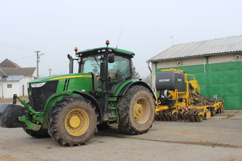 Prvních 90 hektarů zvládly traktor John Deere 7290R o výkonu 290 koní a secí kombinace Bednar Omega OO 4000 FL o záběru 4 m na výbornou