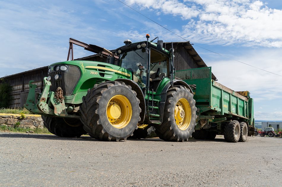 Traktor John Deere 7830 s více jak 16 000 motohodinami slouží dál, potřeba bylo změnit pouze pohodlí