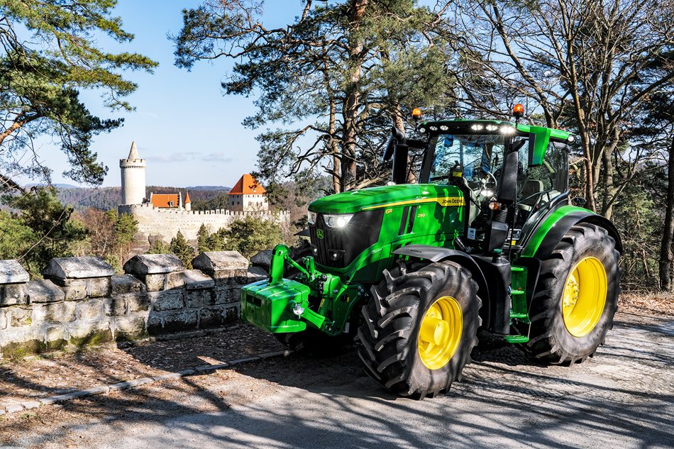 Nový traktor John Deere 6R250 bude pracovat na dohled známému hradu Kokořín