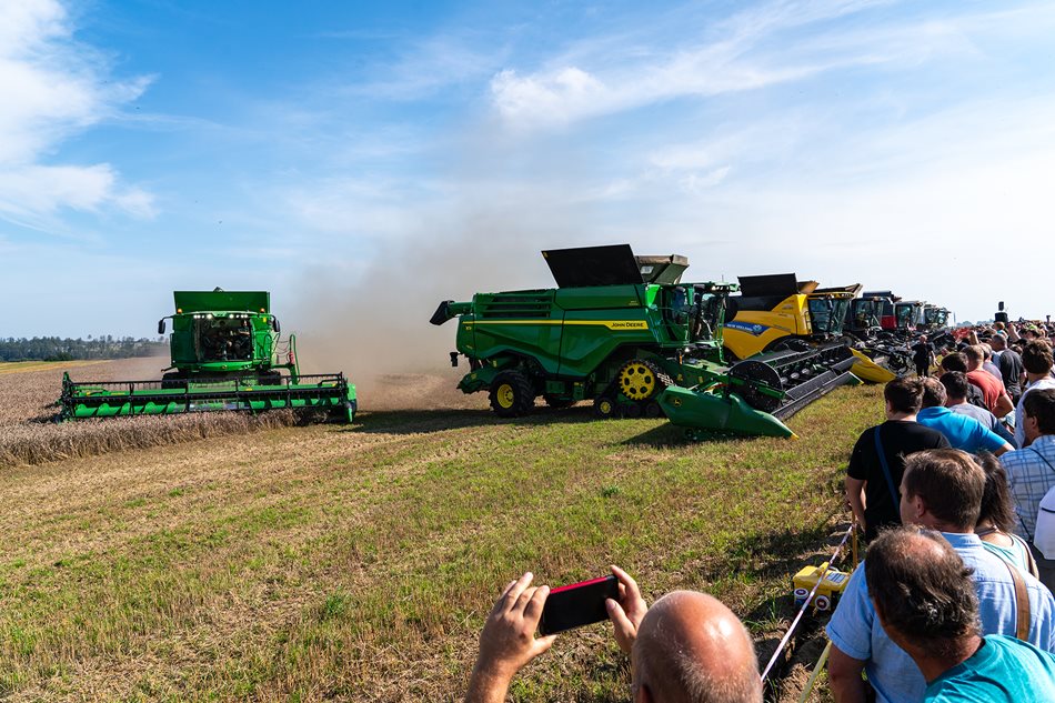 ​Během aktivního předvádění jsme předvedli dvě sklízecí mlátičky rozdílných koncepcí výmlatu – axiální John Deere X9 1100 a tangenciální T670i