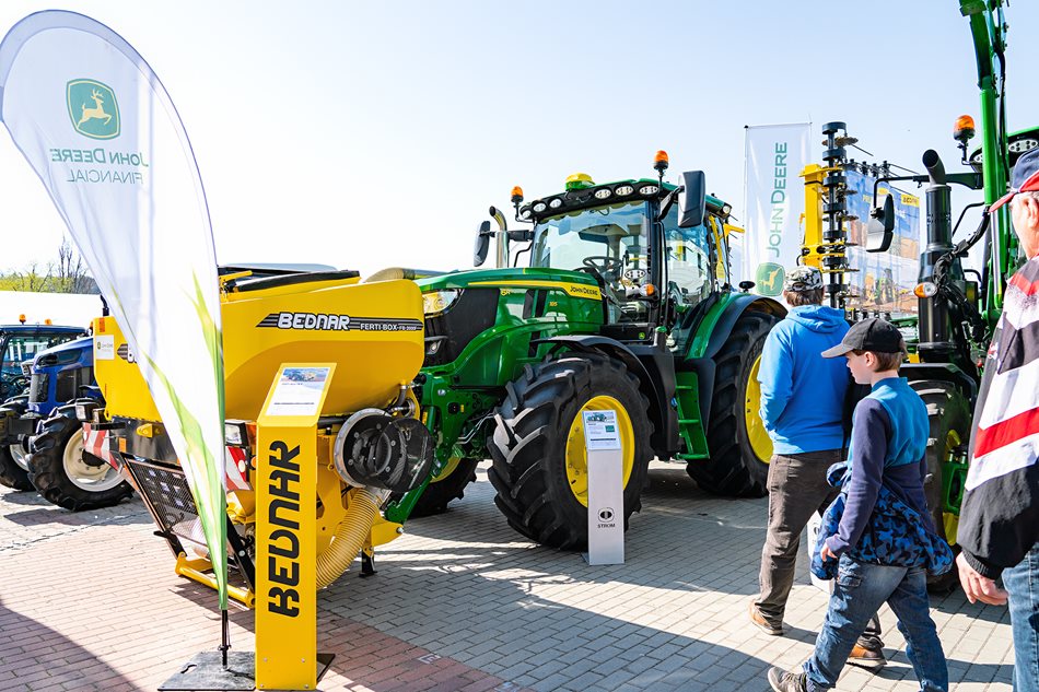 V rámci naší výstavní plochy o velikosti 460 m2 můžete vidět traktor John Deere 6R 185 v soupravě s čelním zásobníkem Bednar Ferti-Box a prutovými branami Striegel-Pro