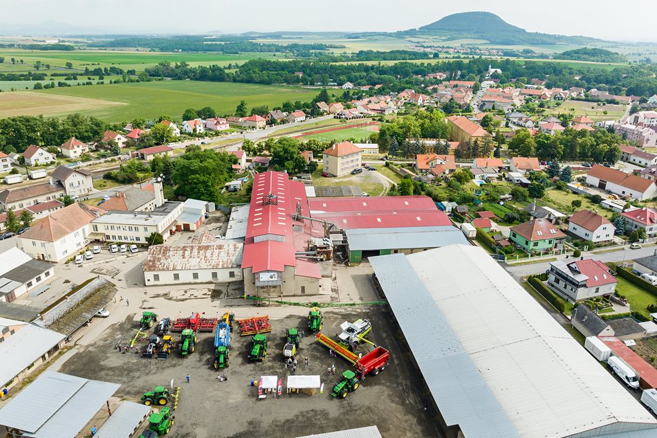Závěr týdne byl věnován dnům otevřených dveří, tím prvním byl den společnosti Astur Straškov. Během pátka a soboty měli návštěvníci jedinečnou možnost nahlédnout do areálu společnosti, která hospodaří na dohled hory Říp.