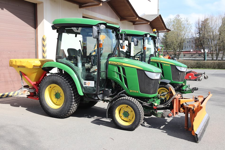 První z traktorů John Deere řady 3R už je v Městských službách Litomyšl deset let