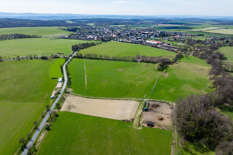 Specializuje se na chov skotu Aberdeen Angus, pro který se snaží vyrábět kvalitní krmení. Pozemky rozdělil na menší půdní bloky, na kterých dbá o pestrost pěstovaných plodin
