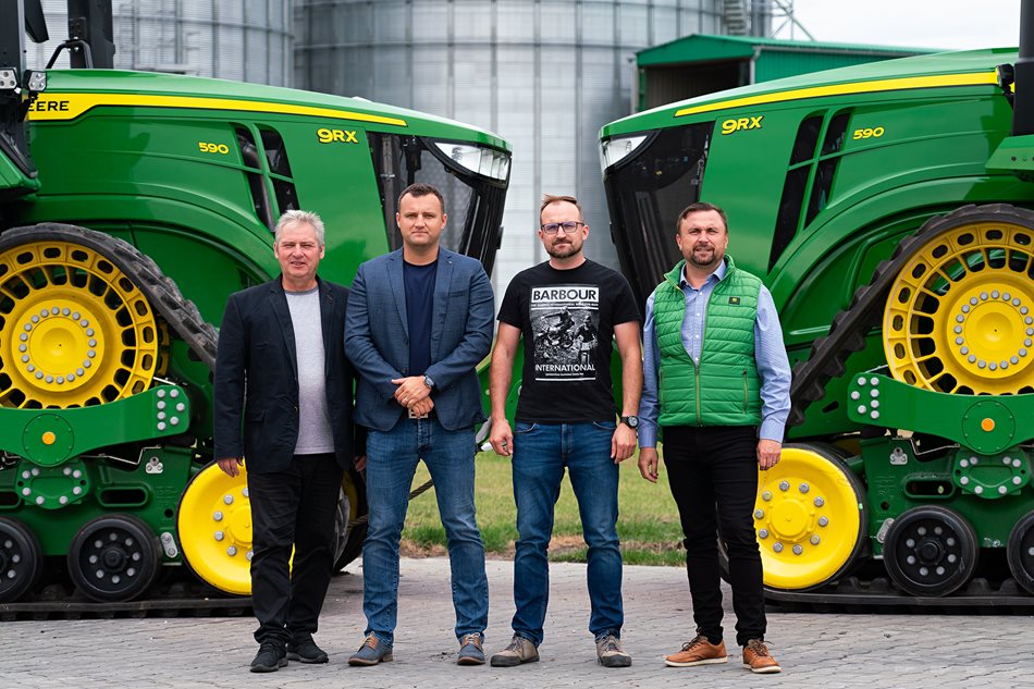 Slavnostní předání nových traktorů John Deere 9RX590. Na fotografii Jiří Sobota (ředitel společnosti, ZS Sloveč), Ondřej Sobota (provozní ředitel, ZS Sloveč), Michal Dirbák (obchodní zástupce, STROM PRAHA) a Tomáš Herčík (mechanizátor, ZS Sloveč)