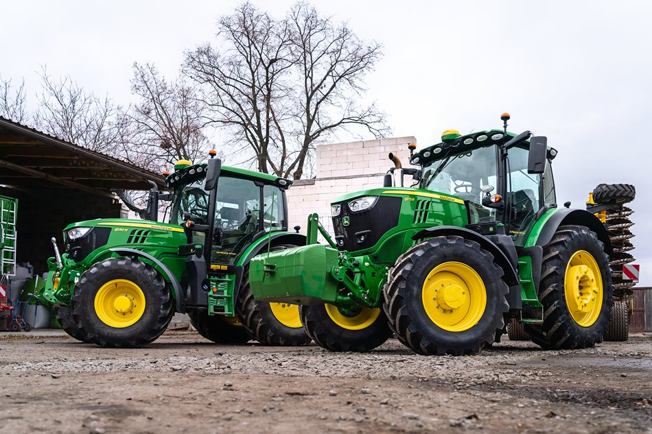Traktor John Deere 6175R používá na farmě pro polní práce a dopravu. 6130R v postřikovači a rozmetadle průmyslových hnojiv