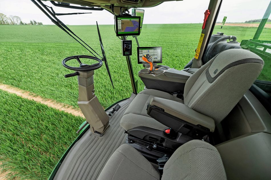 Pohled do plně přetlakové kabiny modelu 500R – moderní pracovní prostředí, chytré úložné prostory, prvotřídní infotainmentem a nové ovládací rozhraním CommandCenter™ G5Plus pro maximální komfort a bezpečí obsluhy
