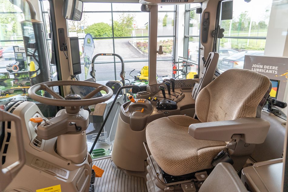 Kabina John Deere – to je komfort, který oceníte při každé jízdě po poli.