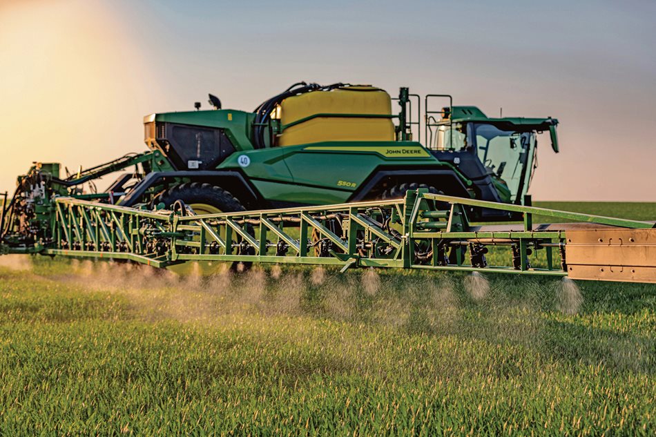 Ramena s technologií BoomTrac™ Pro 2 – pětice výškových snímačů, jednotka IMU a aktivně řízený středový rám udržují ramena ve správné pozici pro přesnou aplikaci, vyšší rychlosti a klidnější jízdu