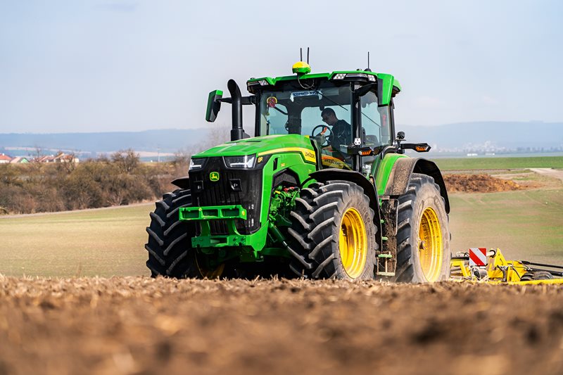 John-Deere-8R340-Bonagro-DSC09382-1.jpg Traktor John Deere 8R 340 s převodovkou e23 využívají jak pro polní práce, tak i pro dopravu
