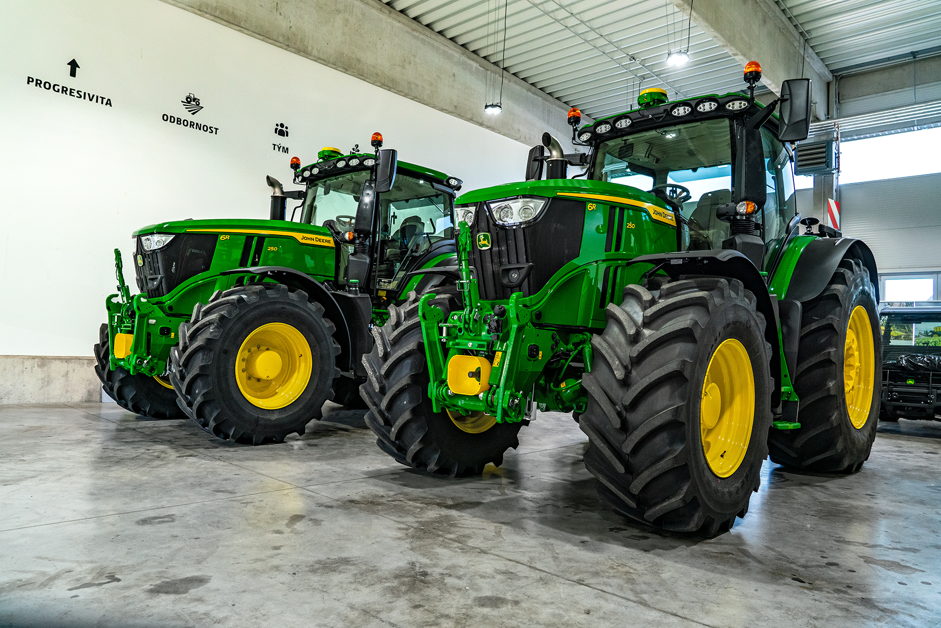 ​Dvojice traktorů 6R 250 rozšíří ve společnosti Agrochov Kasejovice-Smolivec flotilu strojů John Deere