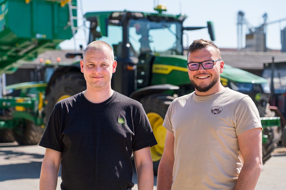 Agronom Jakub Hemala a mechanizátor Radek Bednář ze společnosti Bonagro a.s.