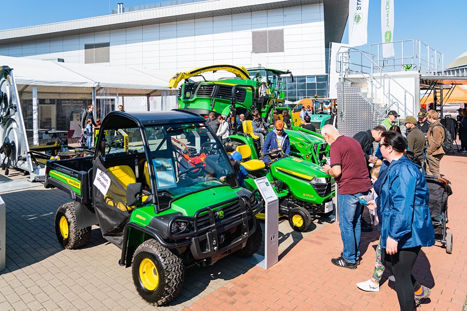 Mezi dalšími vystavenými stroji se můžete těšit na velmi populární užitkové vozidlo Gator a kompaktní traktory John Deere řady 3