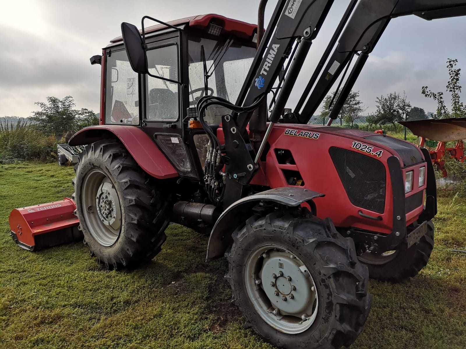 Kolový traktor Belarus 1025.4