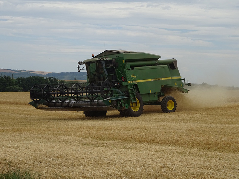 Vcerejsi-cesta-na-kole-a-zachytil-jsem-kombajn-john-deere-2264-pri-sklizni-jecmene-u-Syrovic-na-Brnensku.jpg