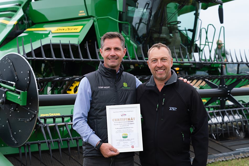 Sklízecí mlátičky John Deere se podílely na vytvoření českého rekordu s názvem „Největší flotila sklízecích mlátiček na jednom poli“. Na fotografii Ing. Michal Kalenda (STROM PRAHA, generální ředitel) při přebírání pamětní plakety od Ing. Martina Sedláčka (Profi Press, ředitel)