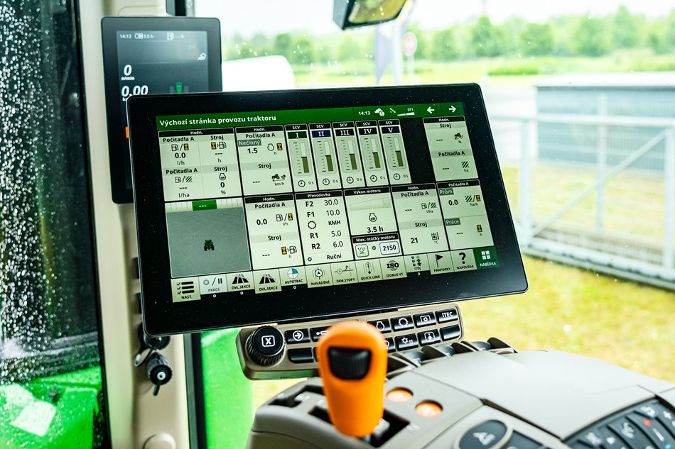 John-Deere-9RX590-Kacina-2025-DSC02970.jpg Nový displej G5Plus s úhlopříčkou 12,8 placů