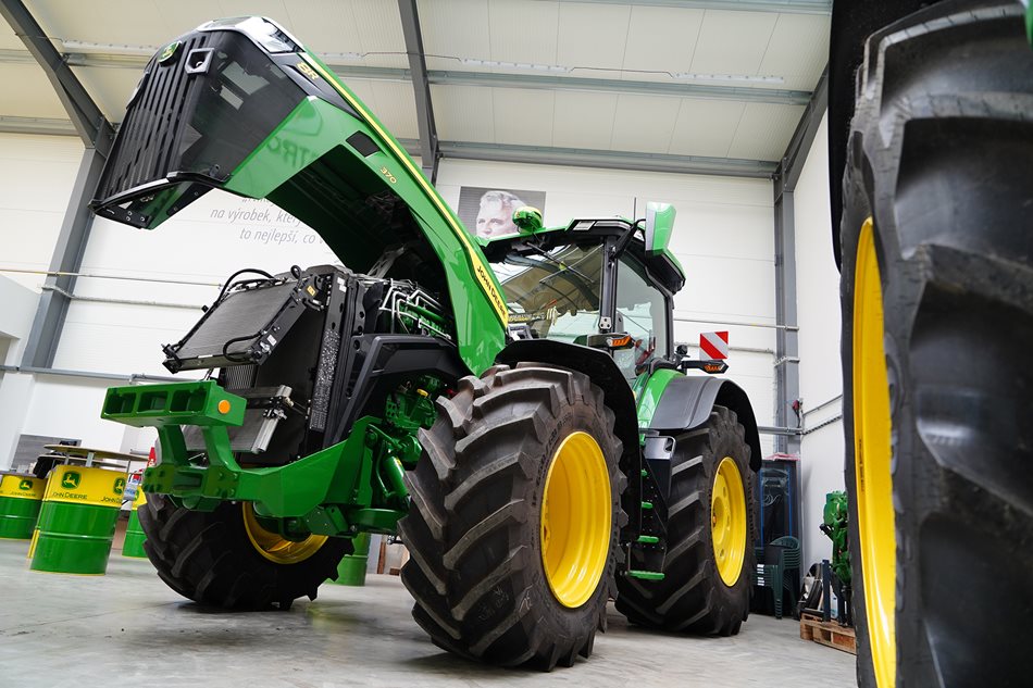 John-Deere-priprava-na-sezonu-05.jpg Jak prodloužit životnost traktoru je jedním z bodů programu školení obsluh