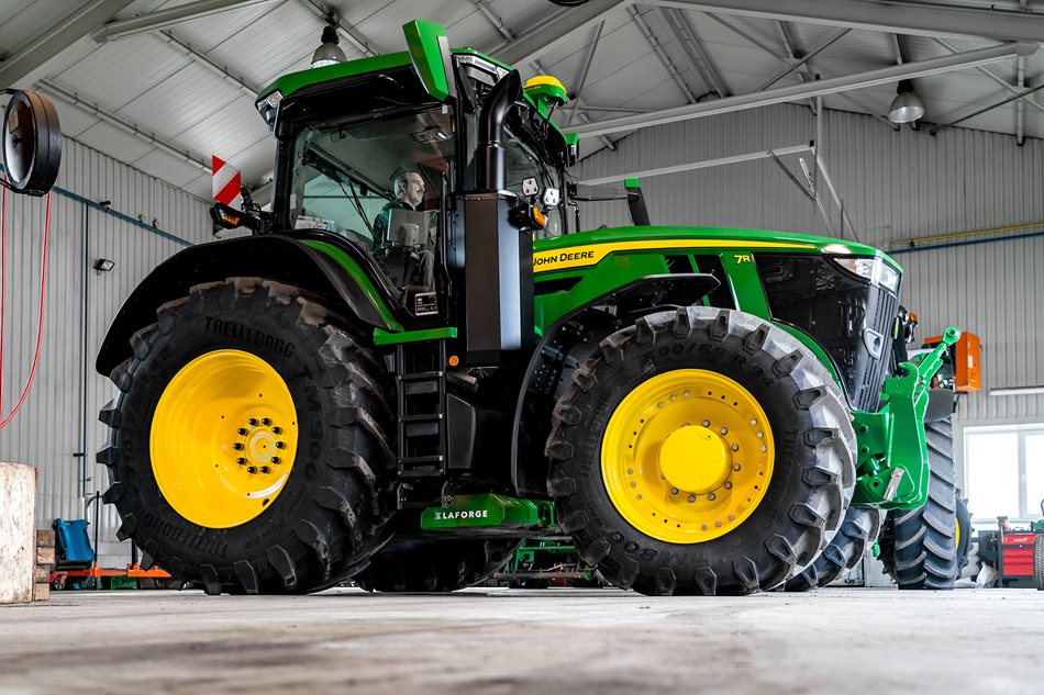 Nový traktor 7R 290 se závažím EZ Ballast 