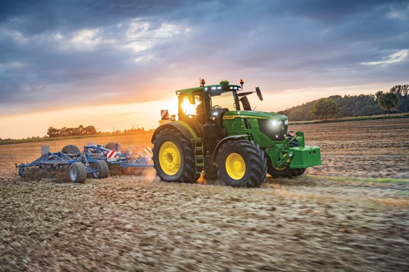 Model John Deere 6R 250 s maximálním výkonem 300 koní Model John Deere 6R 250 s maximálním výkonem 300 koní