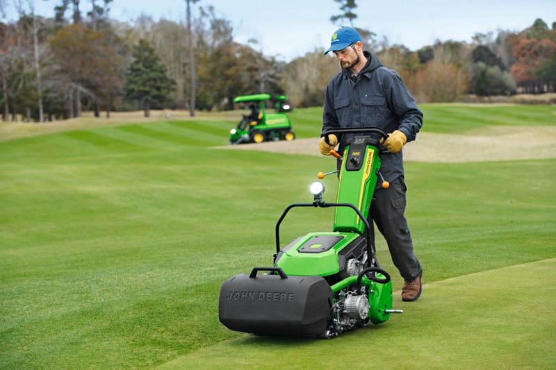 Sekačky John Deere E-CutTM Walk Greens Mower dokáží na jedno nabití zvládnout plochu přibližně 4 650 m2 díky 58Voltovému lithiovému akumulátoru s kapacitou 3,2 kWh.