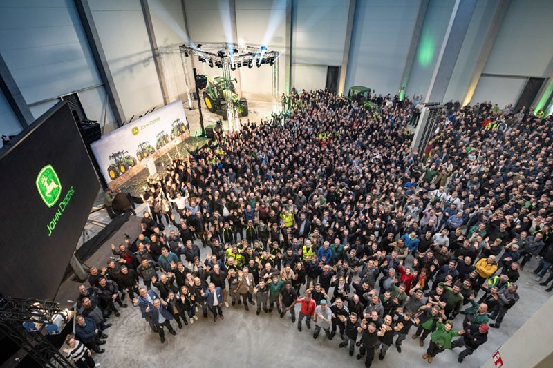 Dvoumiliontým traktor traktor byl v závodě v Mannheimu odhalen 22. března za přítomnosti CEO společnosti John Deere, John C. Maye Dvoumiliontým traktor traktor byl v závodě v Mannheimu odhalen 22. března za přítomnosti CEO společnosti John Deere, John C. Maye